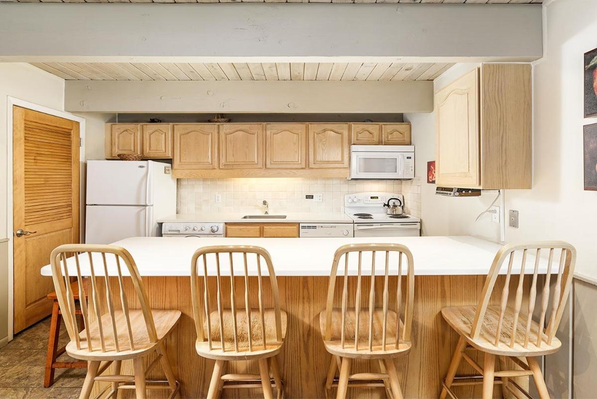 Chateau Chaumont Unit 8, With Excellent Location, 1 Block To Mountain Aspen