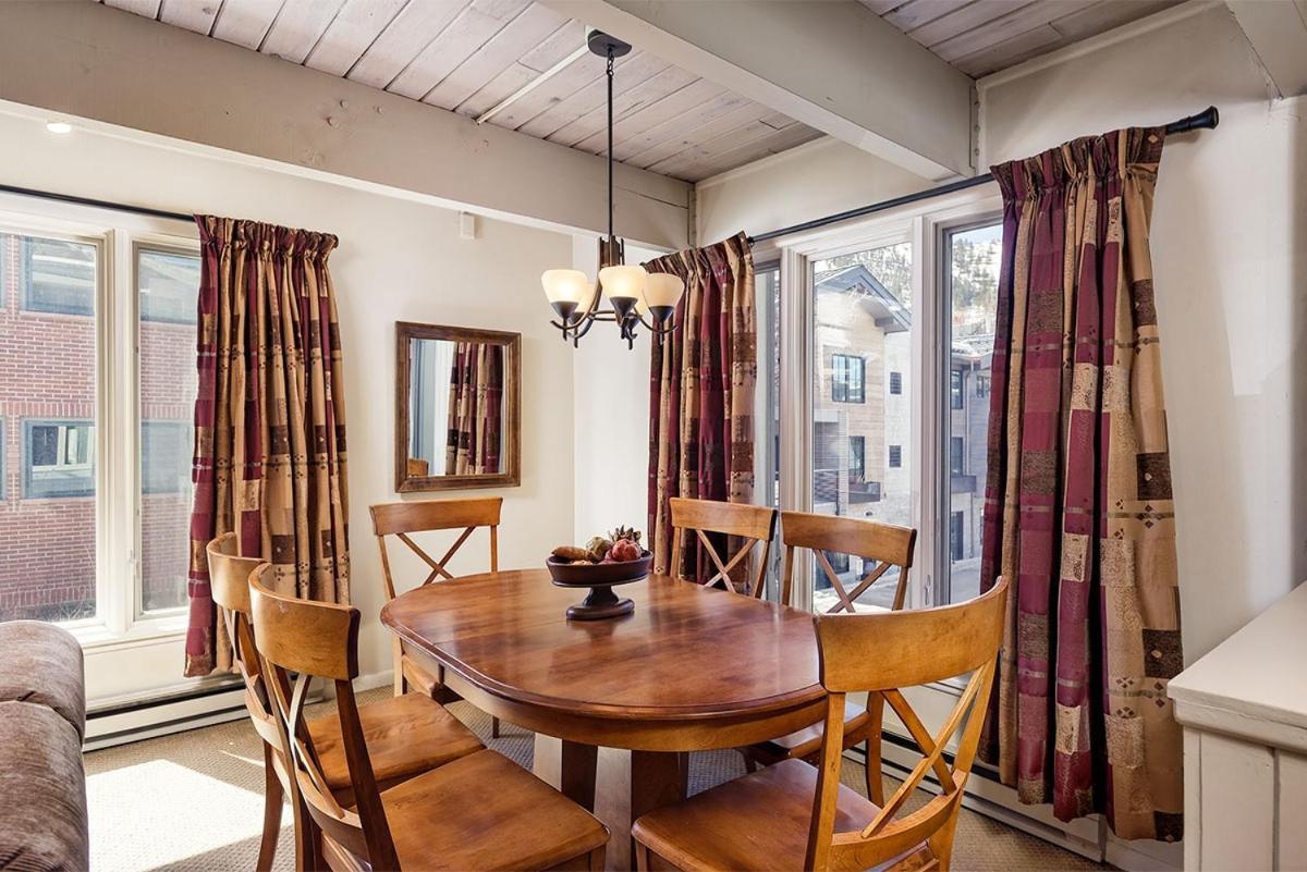 Chateau Chaumont Unit 8, With Excellent Location, 1 Block To Mountain Holiday home Aspen